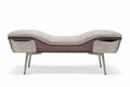 Sofa z drewnianym stelażem i tapicerowanym siedziskiem – nowoczesny design.